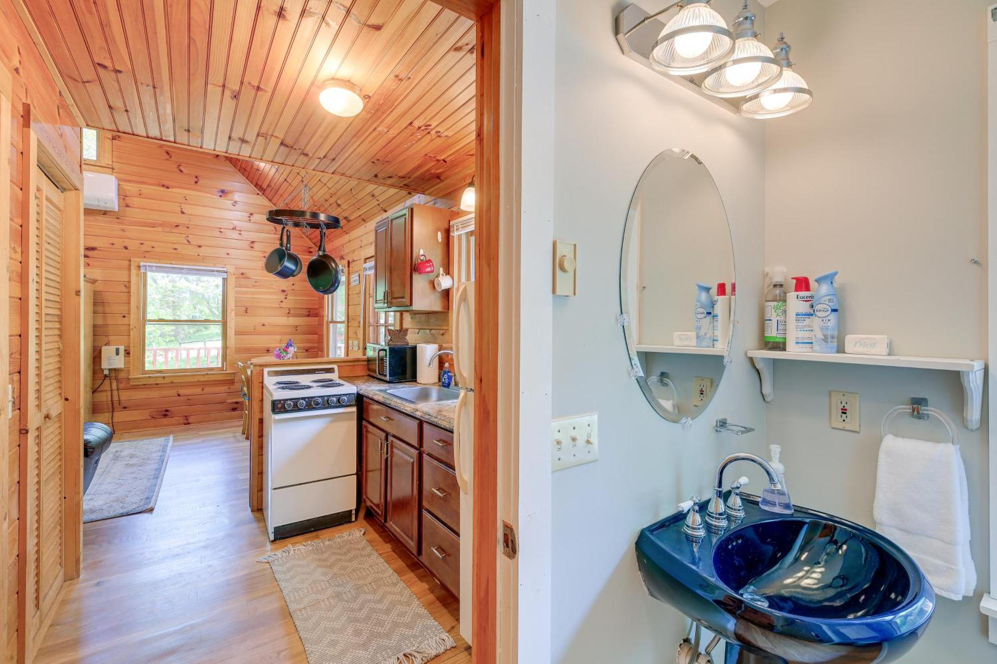 Quaint Blue Ridge Cabin Rental With On-Site Stream! Sparta Eksteriør bilde