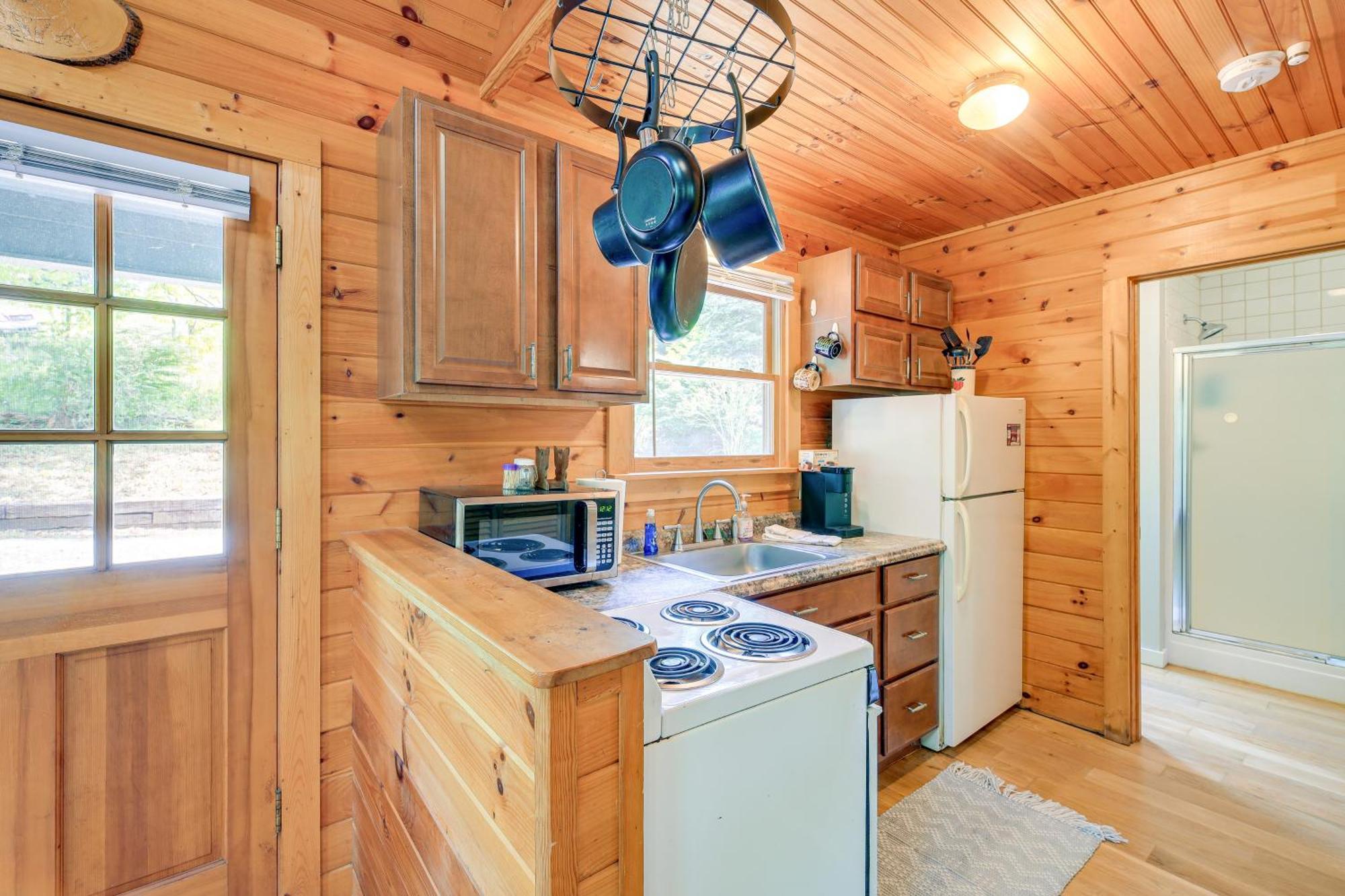 Quaint Blue Ridge Cabin Rental With On-Site Stream! Sparta Eksteriør bilde