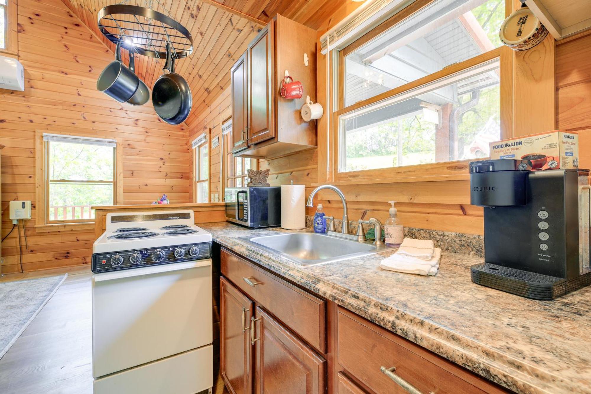 Quaint Blue Ridge Cabin Rental With On-Site Stream! Sparta Eksteriør bilde